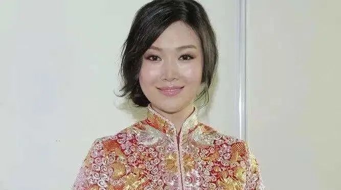 隐瞒了16年,黄有龙前妻曝光,怪不得赵薇不愿提及,她到底是谁?