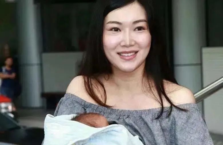 隐瞒了16年,黄有龙前妻曝光,怪不得赵薇不愿提及,她到底是谁?