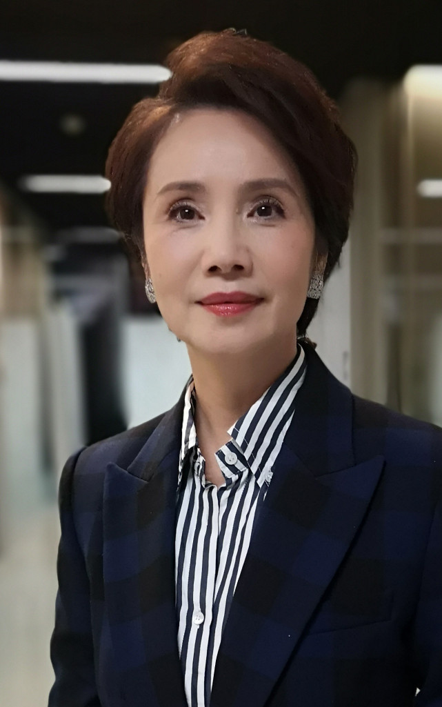 央视主播徐俐最后与观众挥手告别,二婚带子嫁名门的她是真女神