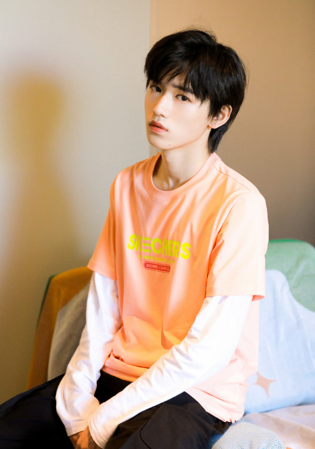 宋亚轩抓住夏天小尾巴橙色t恤青春阳光奶帅气息太可爱