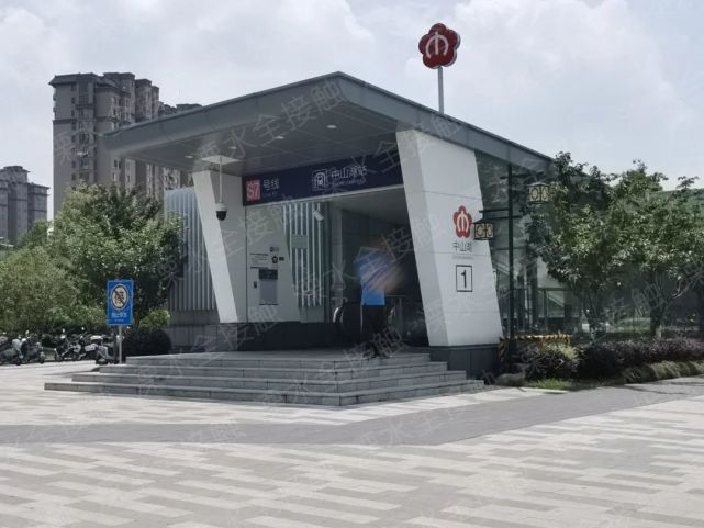 地块距离s7宁溧线中山湖站不远,小编和同事从地铁出来走5分钟左右就到