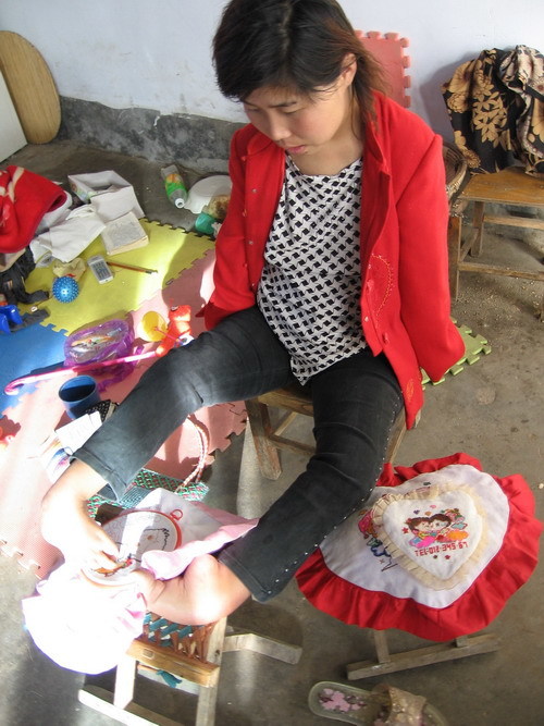 身残志坚马启迪:靠椅子行走的女人,用残疾双脚创造幸福