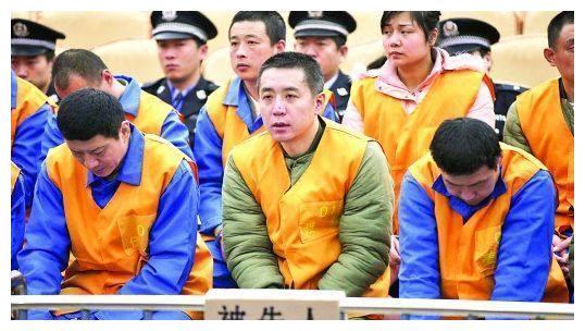 他是青島黑社會老大,被稱為地下組織部長,30多名公安充當保護傘