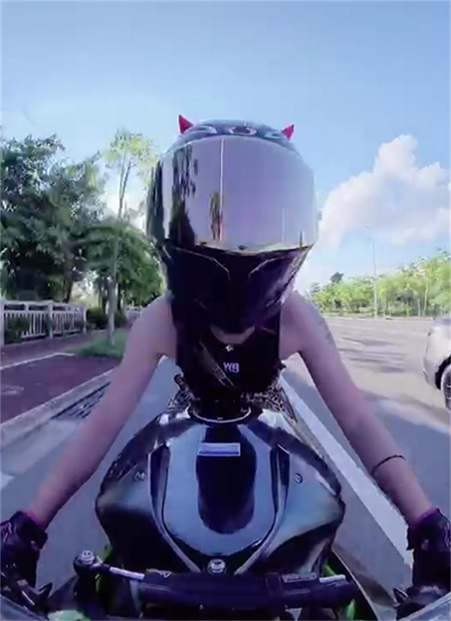 比"痞幼"还拉风的女骑士,座驾川崎h2,上街戴盔挂牌,很守规矩