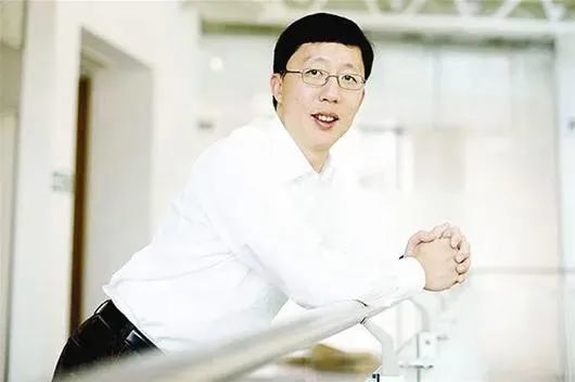 的祖父霍秉权曾经是清华大学的物理系教授,他的父亲霍裕平是一位院士