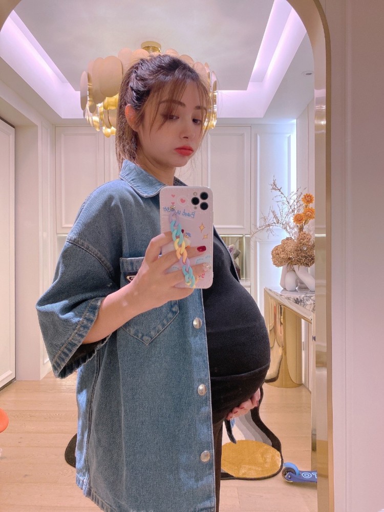 麦迪娜晒9个月孕肚照!