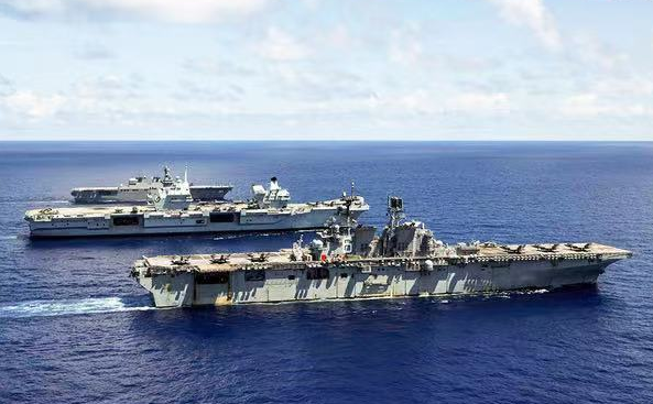 "三航母"集结冲绳,美英日澳蠢蠢欲动,关键时刻中国机群到场