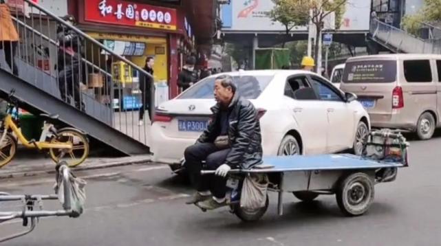 武漢漢正街一種特有電動板車小巧又靈活還能拉幾百斤貨物