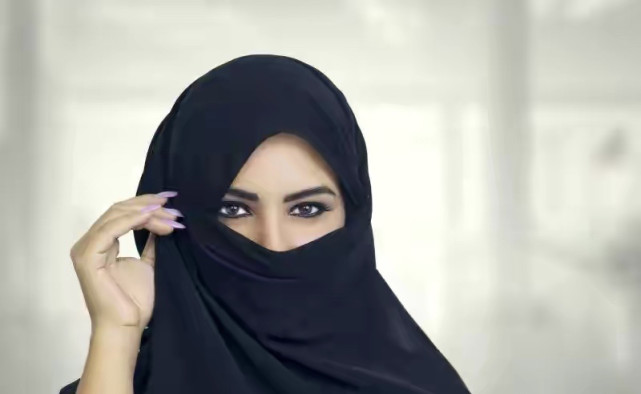 从100到1000!阿富汗罩袍价格疯涨,女性为何出门必须穿罩袍?