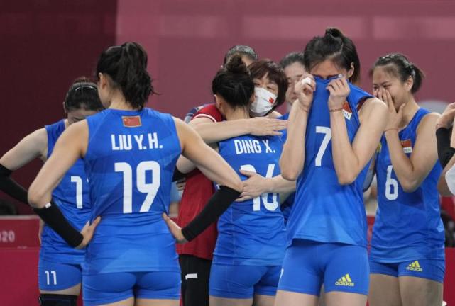 郎平今日清晨离队女排队员隔离期满推行李回家