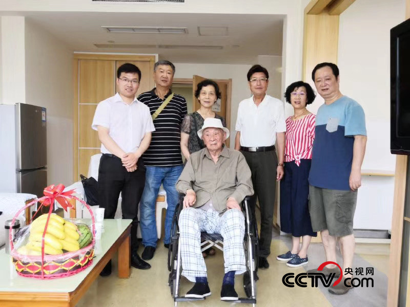 (张庆冲和老战士代毅新及其后代 受访者供图)