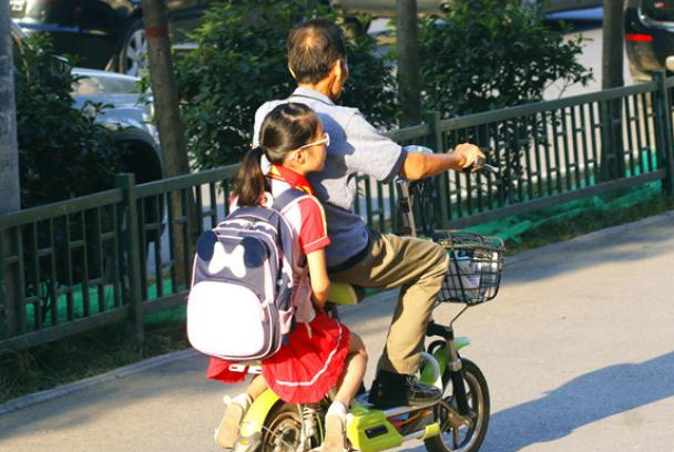 电动车载人将被罚款?孩子上学咋办?新规定出台后,家长困惑了_腾讯新闻