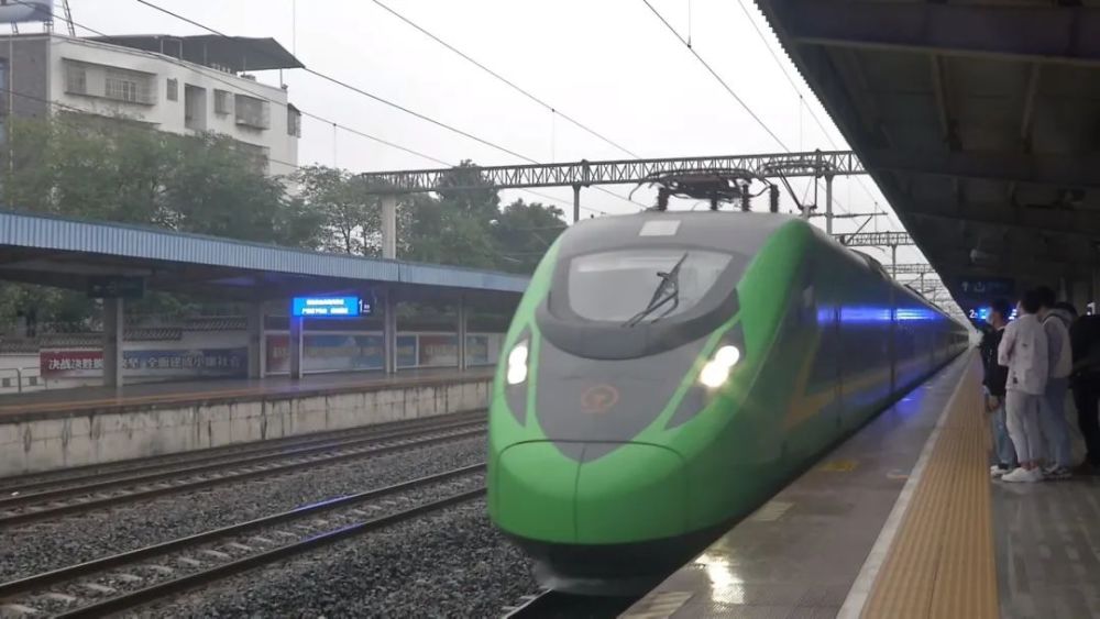 两铁五高一机场营山打造交通强县