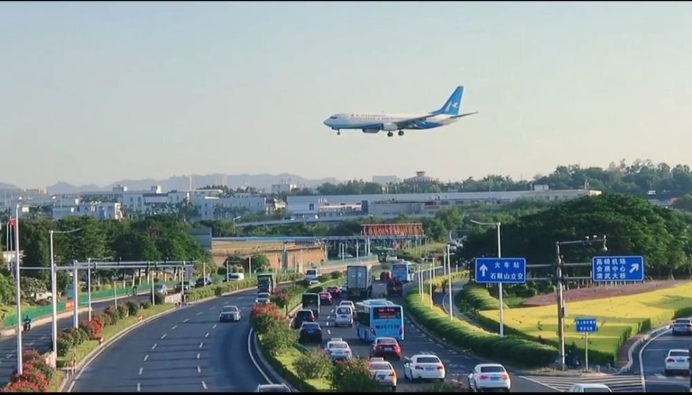 廈門嘉禾路看飛機降落廈門嘉禾路與廈門高崎機場只有一牆之隔.