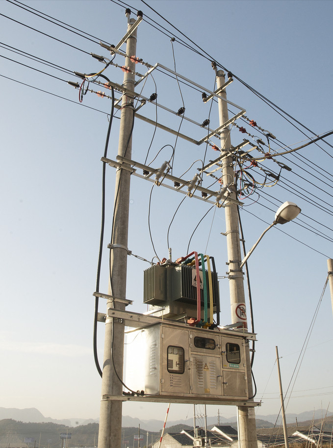 迷之操作新栽的电线杆工人在其底部挖坑撒食盐电线杆吃盐