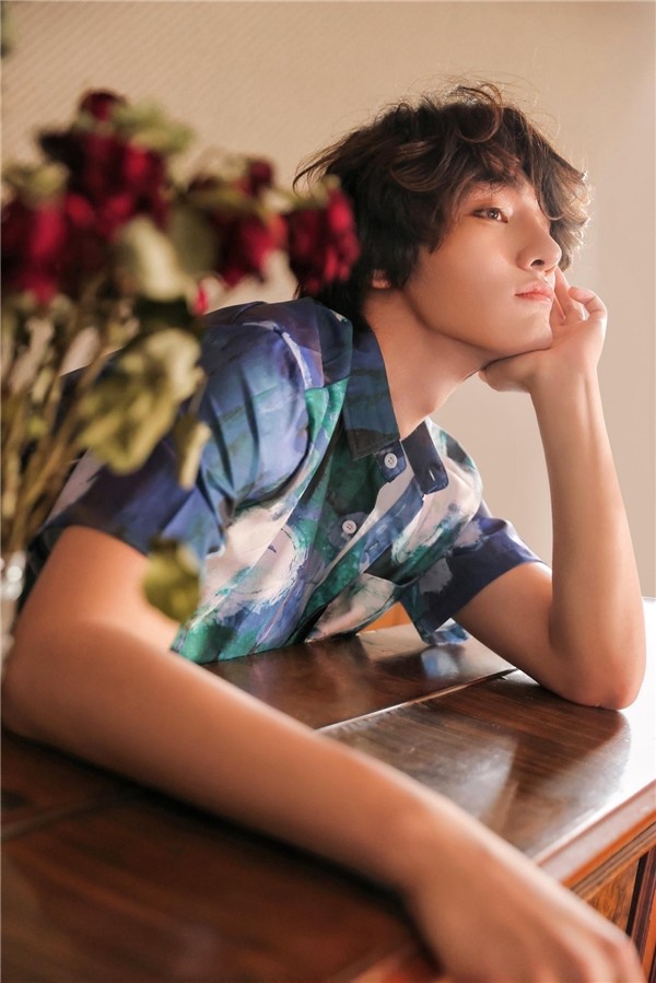 韩潇珧参演电影《尘埃里开花》 为导演陈凯歌送上生日祝福