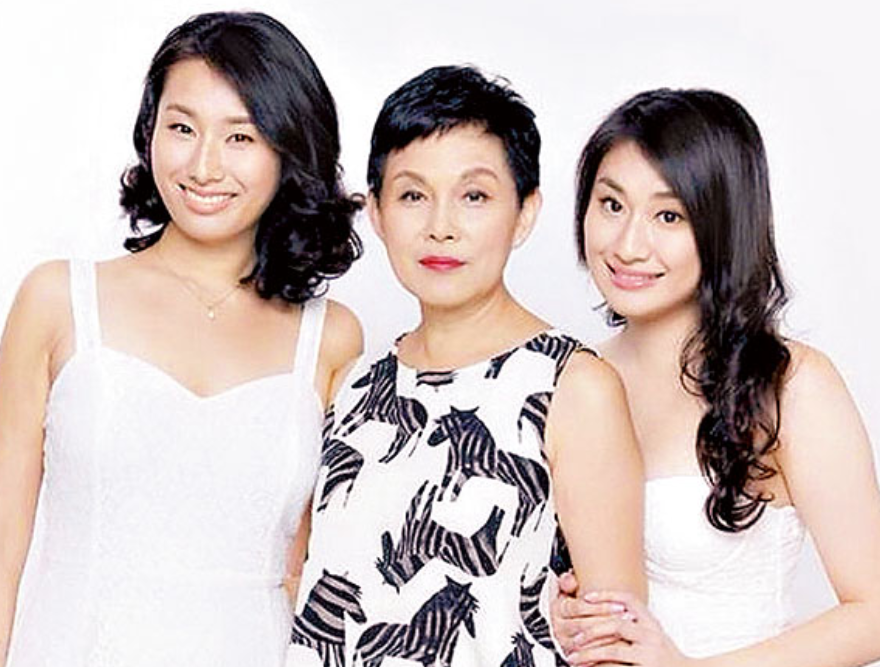 又一忘年恋67岁李影当众亲吻小鲜肉不避嫌曾与刘松仁相恋7年