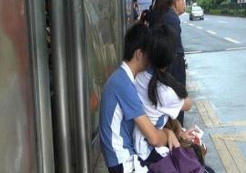 有的家长还真的不反对孩子早恋,甚至有的家长还要鼓励孩子在学校早恋