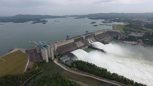 8月25日,南水北調中線湖北丹江口水庫大壩開啟6個深孔和一個堰孔洩洪.