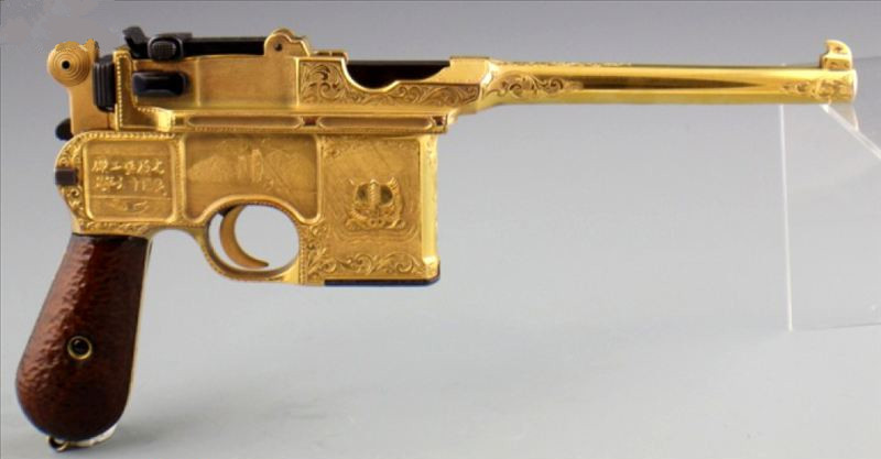 经过鎏金和雕花处理的晋造十六式手枪,带有早期型毛瑟的特征,比如