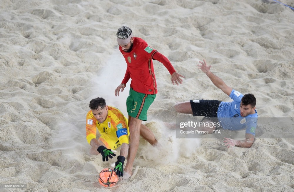 成以上,且比分2比0领先的情况下,防守屡屡大意曾一度被乌拉圭反超3比2