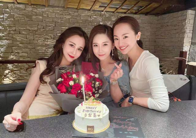 8月22日,香港知名主持人黄建东携好友为范圆圆庆生.