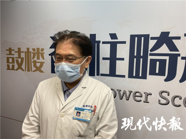 邱勇在介绍情况鼓楼医院骨科和脊柱外科行政主任的邱勇告诉记者