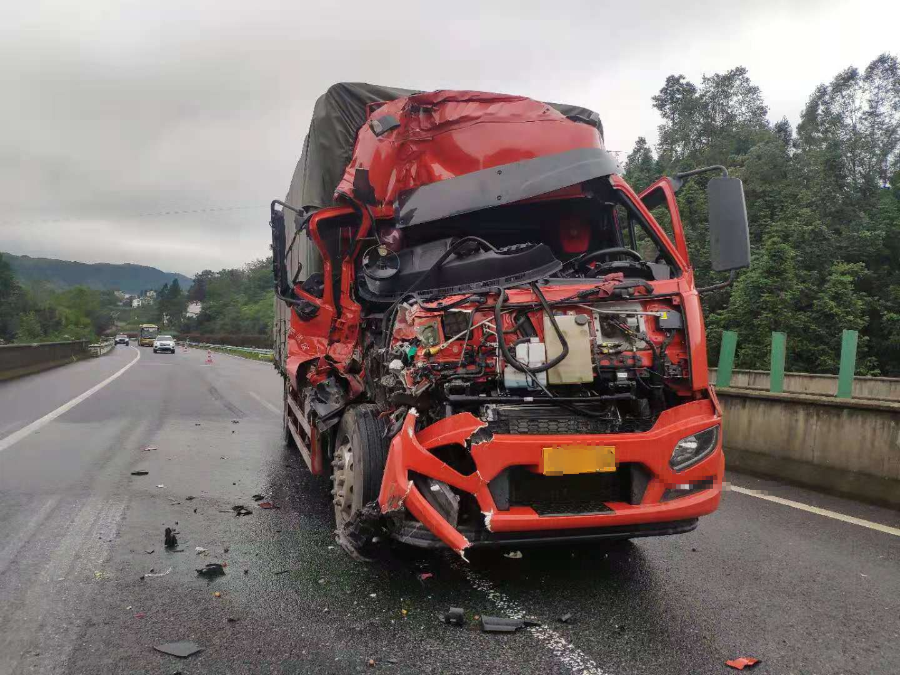 两货车高速公路追尾安全车距这样判断知危险会避险