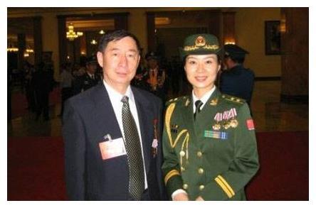 她17岁进入女子特警队,现在已是大校警衔,丈夫是一位普通保安