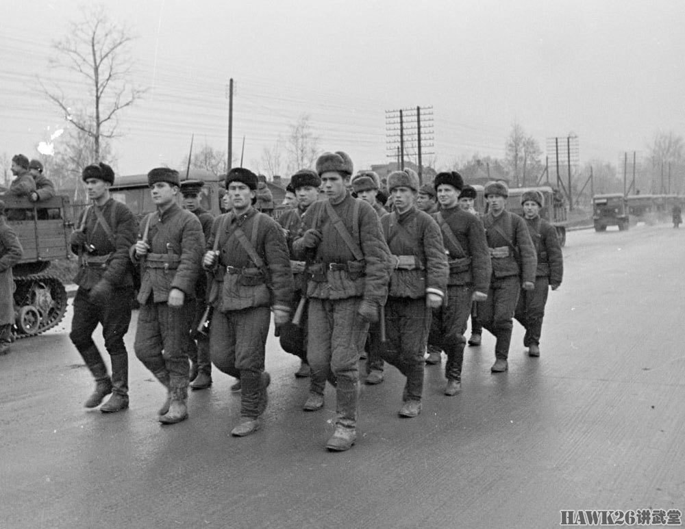 80年前苏军列装1941型棉服采用绗缝工艺制作抵御冬将军袭击