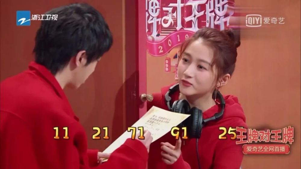 关晓彤热恋4年后,被杨澜夸赞再上热搜:真正厉害的人,从不靠脸吃饭