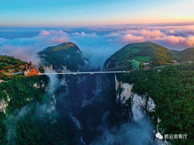 張家界大峽谷雲天可渡玻璃橋