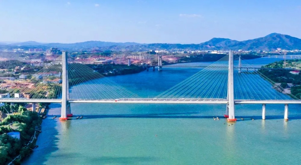 9公里处具有"水深,桩长,塔高,大跨"的特点昌赣高铁赣州赣江特大桥是