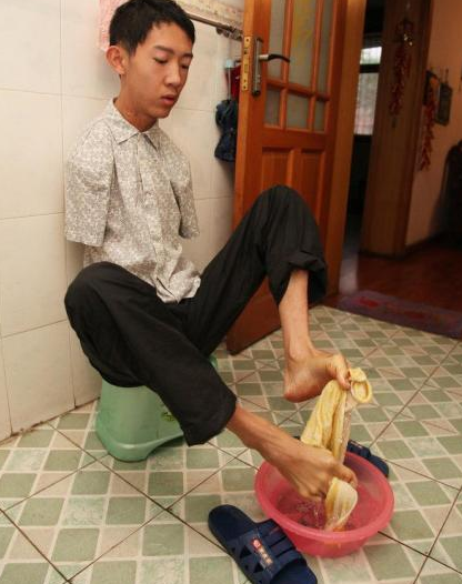 "无臂少年"彭超:6岁意外失去双臂,用双脚高考进入四川大学