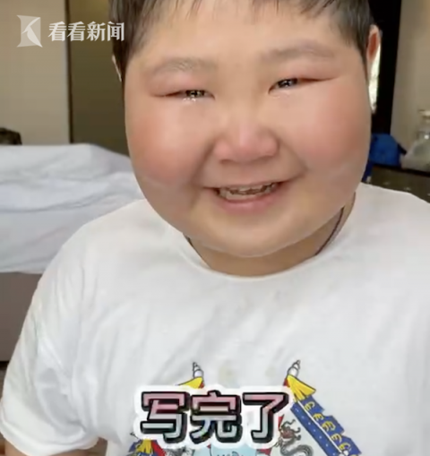 男孩开学前疯狂补作业,边哭边写还大喊"奥利给"