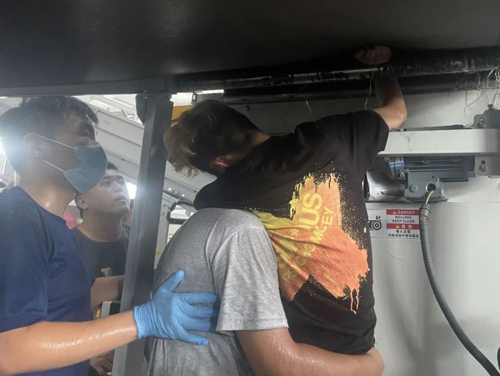 操作不当手被卷入传送带义乌消防破拆营救快递分拣员