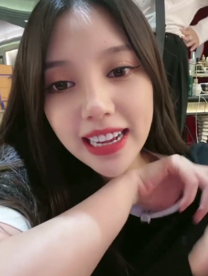 兜儿承认自己嘴巴大开直播特意关美颜笑称关不关没啥区别