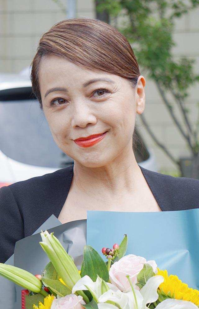 邓萃雯穿黑西装亮相,无惧一脸皱纹直面镜头,优雅老去的样子真美