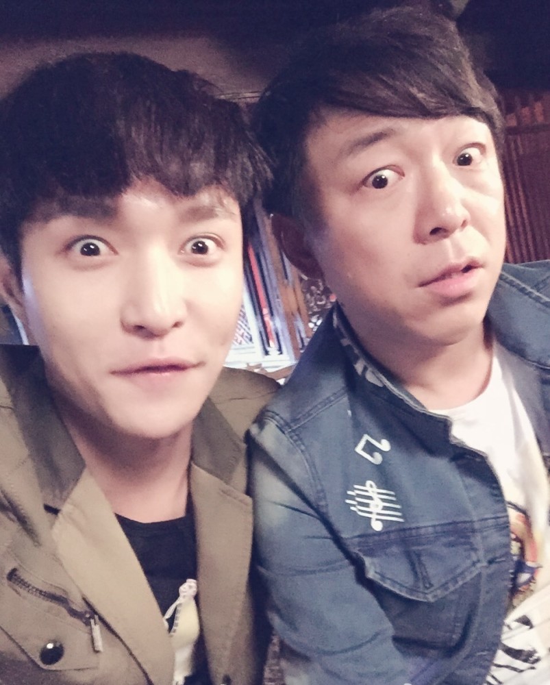 张艺兴为黄渤庆生,合照配文暗藏小心机,手写信夸自己"字好看"