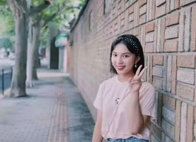 清华招生组老师捷足先登,在金姝含妈妈的朋友圈下留言:"来吧,清华的