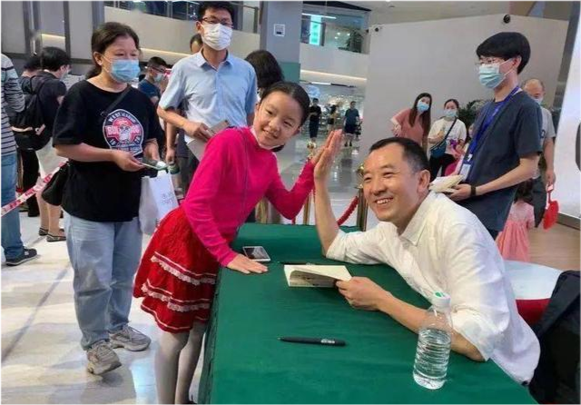 陈行甲在自传中透露:因妻子生产没有给医生送礼,险些酿下大祸