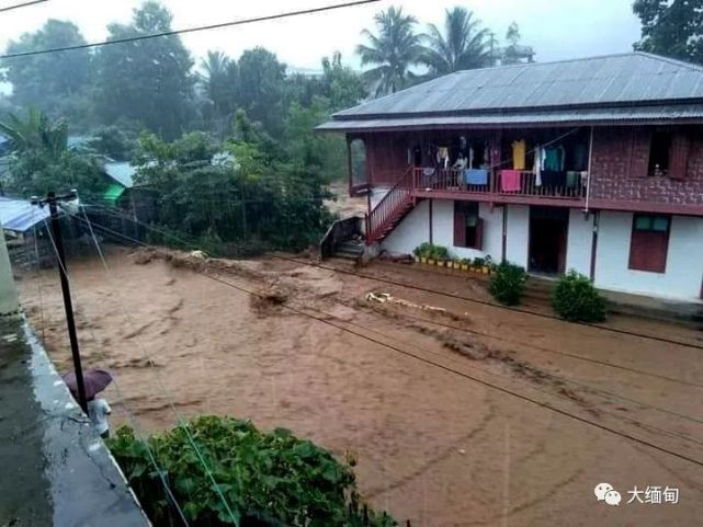 克钦独立军总部所在的拉咱镇遭山洪袭击,城区内浊浪滔天