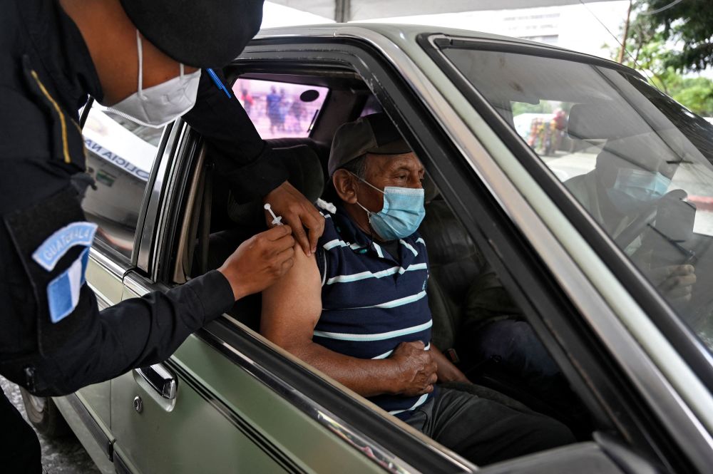 8月25日,一名男子在危地马拉首都危地马拉城接种新冠疫苗.新华社/法新