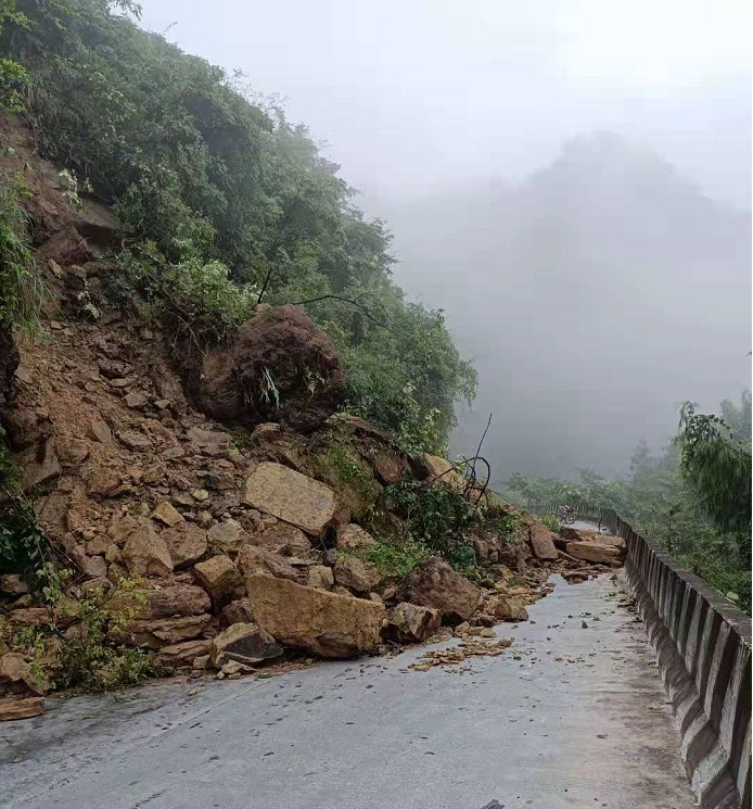 泸州暴雨后!这些路段塌方,道路阻断!出行还要注意