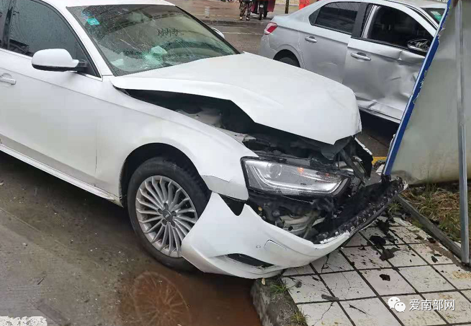 南部突发车祸,车被撞得稀烂