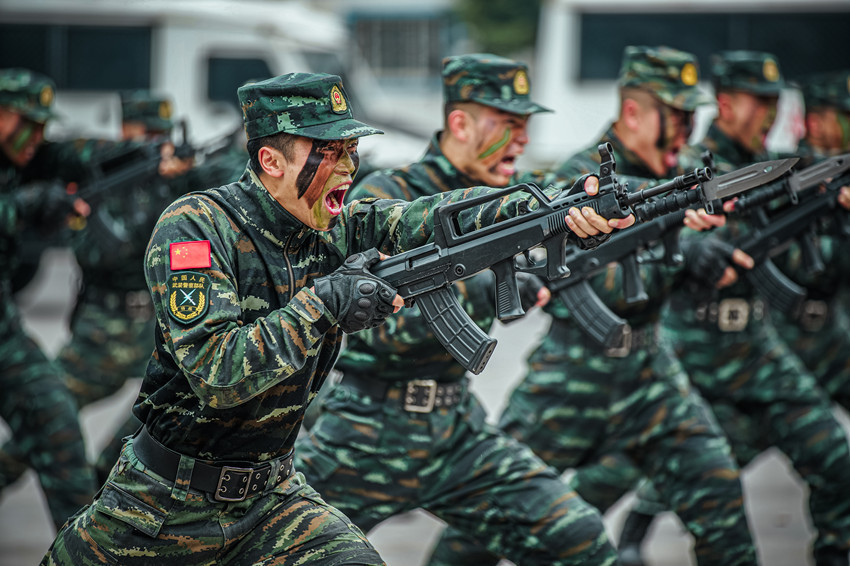 火力全开直击武警特战队员训练现场