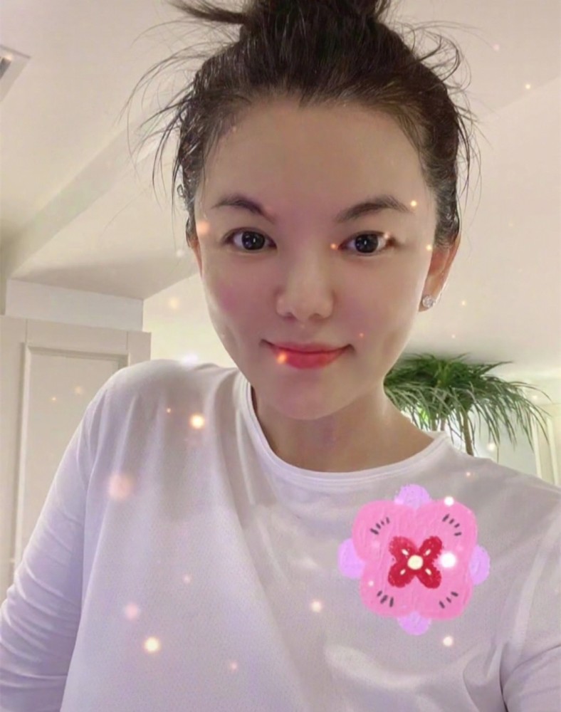 45岁李湘晒素颜自拍!