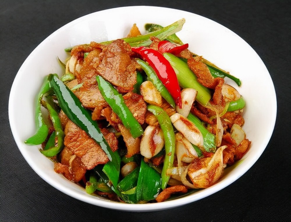 香辣开胃的农家小炒肉,肉质细嫩,是孩子的最爱,分分钟就光盘