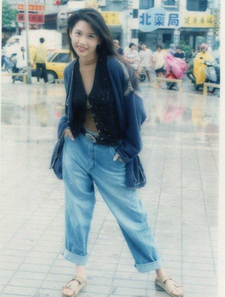 一,邱淑贞年轻时的秋季穿搭赏析不仅如此,邱淑贞30年前的秋季穿搭也