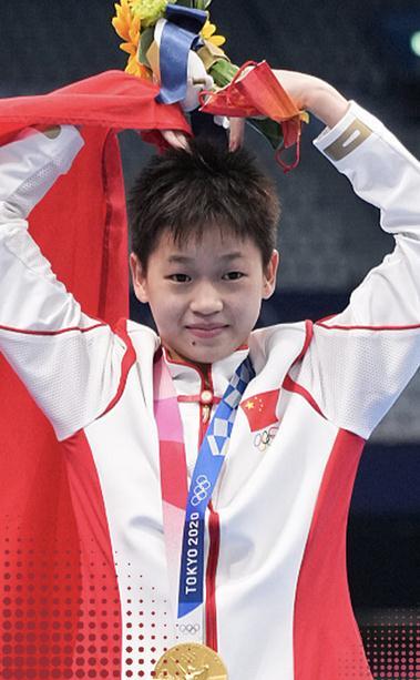 全红婵站在10米台上吓哭了!有人建议换掉她,多亏了领队周继红